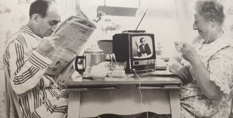 Pieza publicitaria de 1967 donde Sony anuncia su nuevo televisor de 8" con silenciador y auriculares.