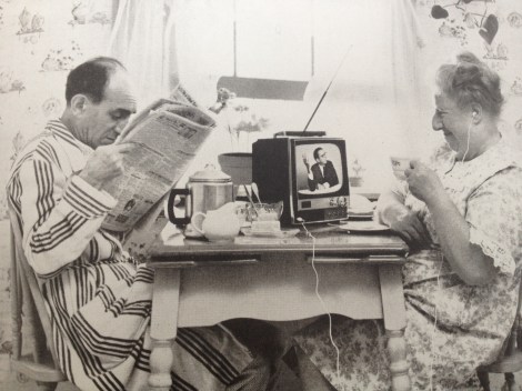 Pieza publicitaria de 1967 donde Sony anuncia su nuevo televisor de 8" con silenciador y auriculares.