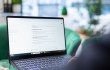 Profesional escribiendo una consulta a un chatbot de IA en su ordenador
