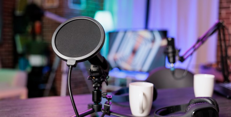 Micrófono de podcast en primer plano