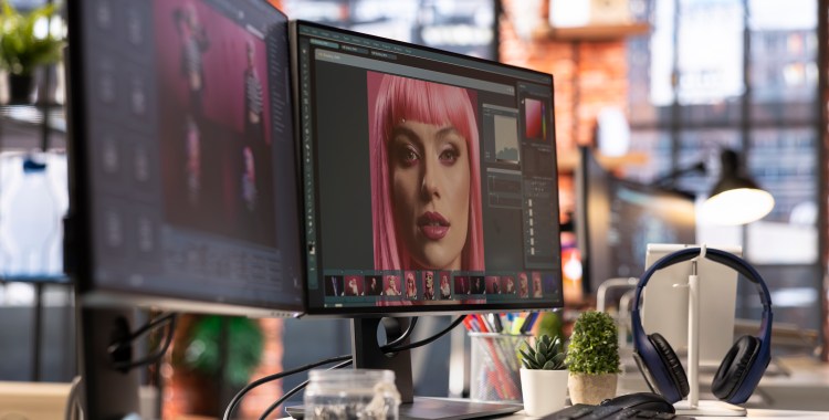 Puesto de trabajo de edición fotográfica con software de retoque en pantalla