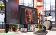 Puesto de trabajo de edición fotográfica con software de retoque en pantalla